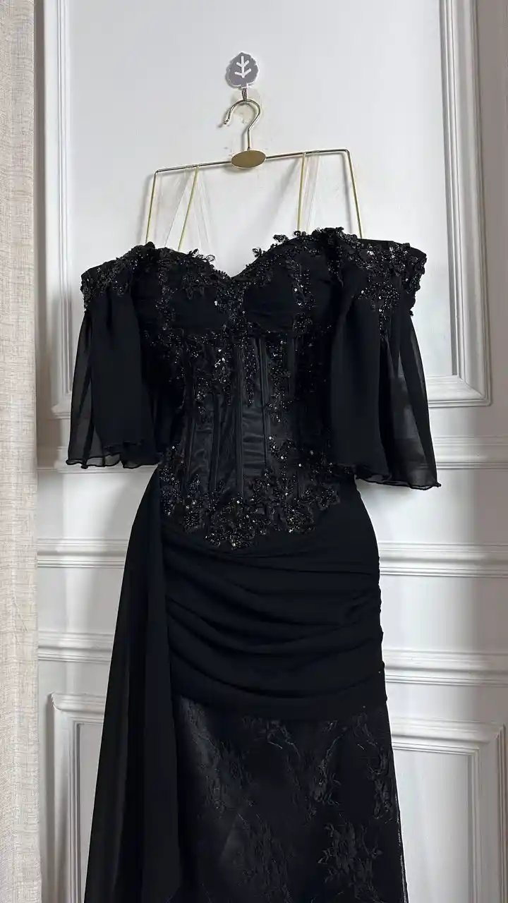 فستان سهرة اسود تل مطرز بالخرز مع بطانة تفتا – إطلالة ملكية تفيض بالفخامة
