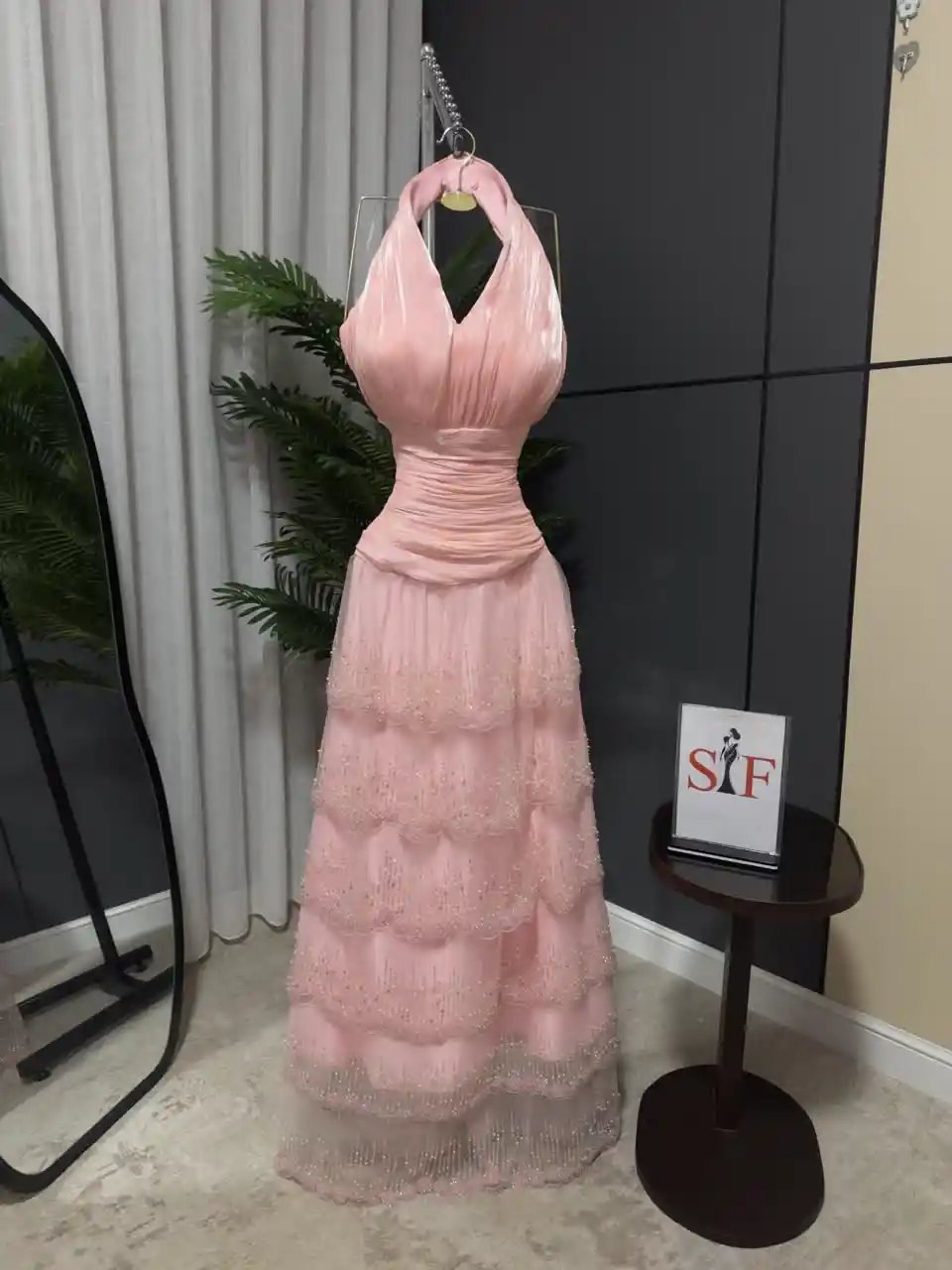 فستان سهرة وردي من التل والخرز المنساب