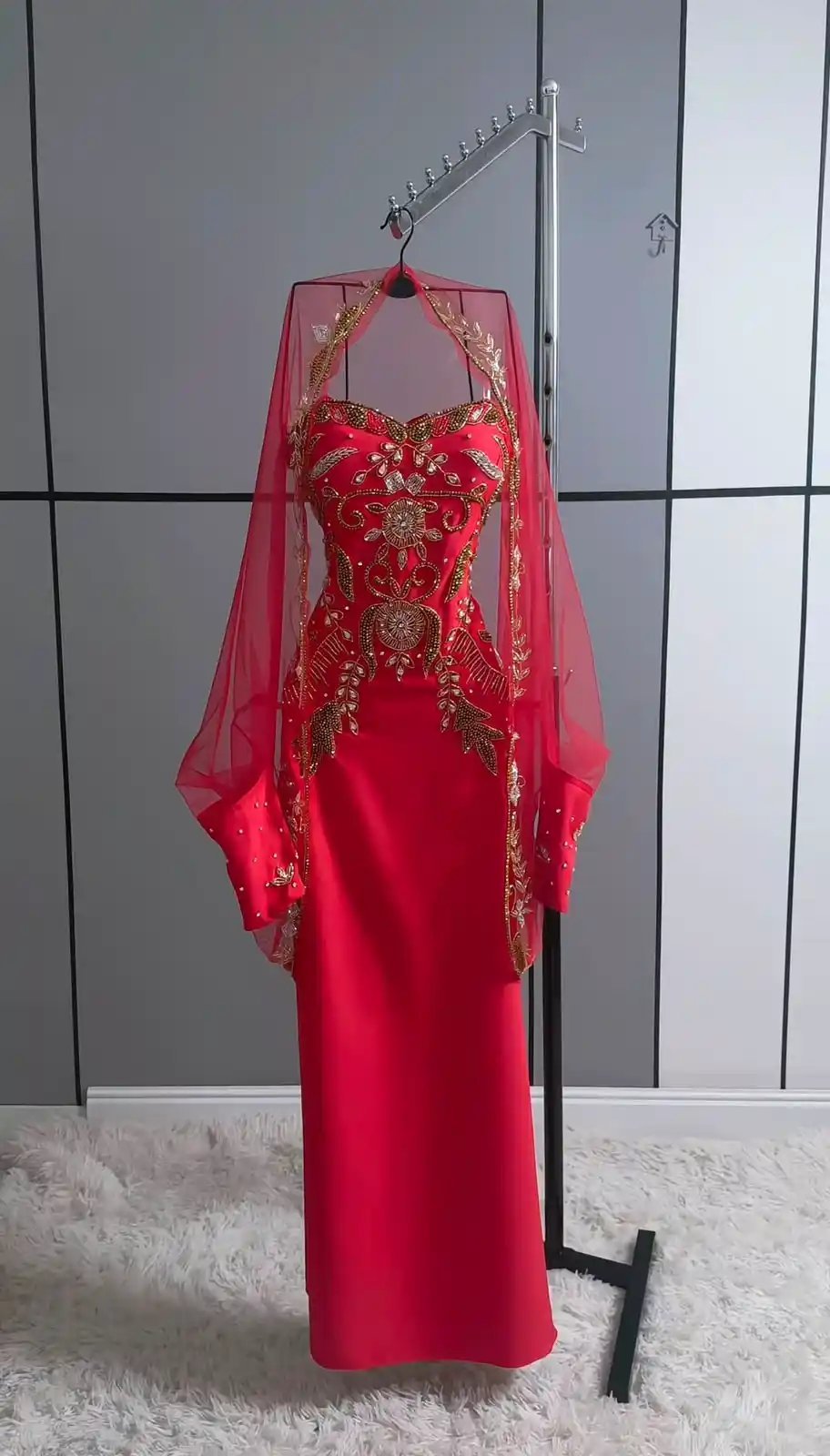 فستان سهرة أحمر فاخر بتطريز يدوي راقي