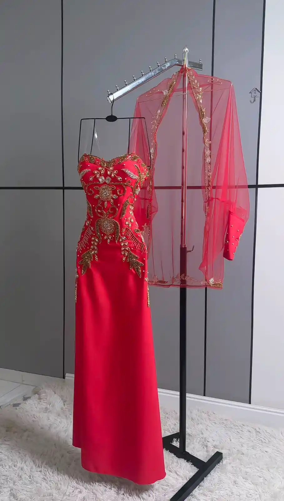 فستان سهرة أحمر فاخر بتطريز يدوي راقي - Image 9
