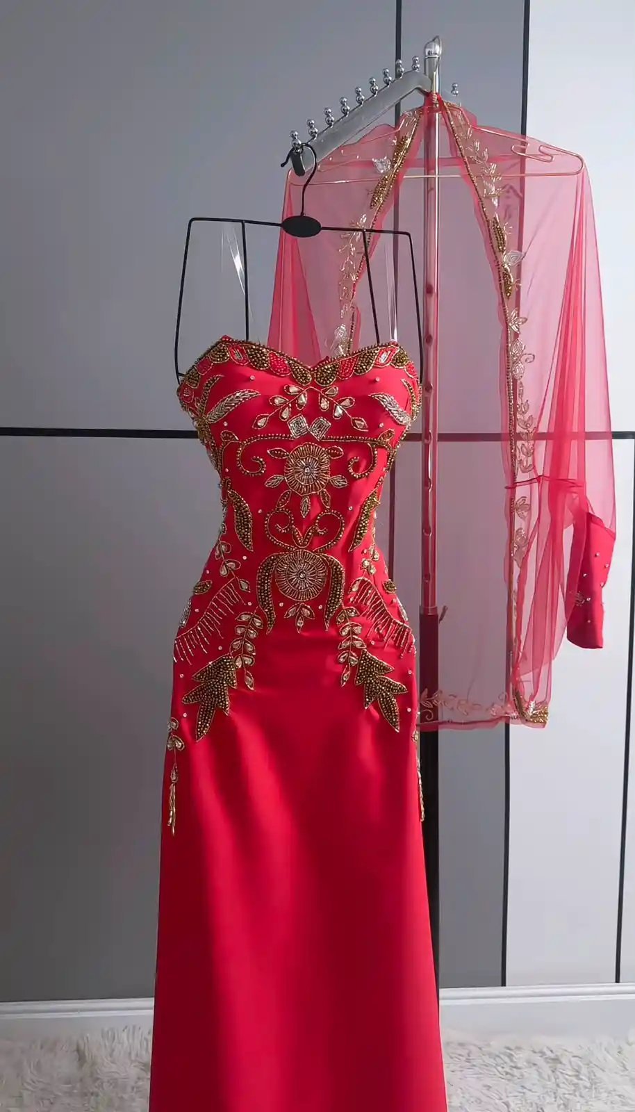فستان سهرة أحمر فاخر بتطريز يدوي راقي - Image 11