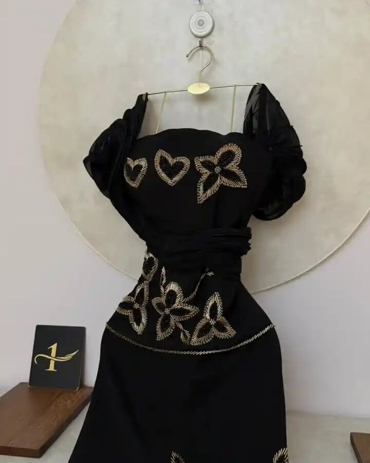 فستان سهرة أسود فاخر من قماش باربي مطرز بالذهبي
